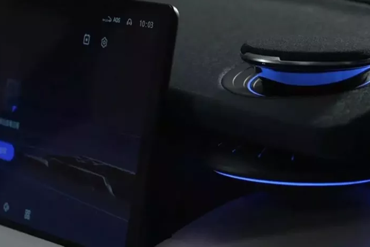 Trước đó giới chức cho biết diện tích hiển thị hiệu dụng của màn hình này đạt 1130mm*138mm, viền đen 8 mm, tràn viền toàn thân tỷ lệ 98% và độ dày 9,8mm. Khi xe ở số P còn hỗ trợ kết nối trực tiếp với điện thoại di động hoặc bộ điều khiển để chơi game.