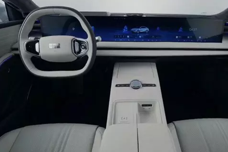 Nó có tính mô-đun cao và linh hoạt, có thể thích ứng với nhiều loại nhu cầu phát triển xe điện khác nhau. Về nội thất, Geely Galaxy E8 2024 lại tiếp tục gây choáng với trang bị khủng, đầu tiên là việc chiếc sedan cỡ trung này sẽ được trang bị màn hình 45 inch 8K