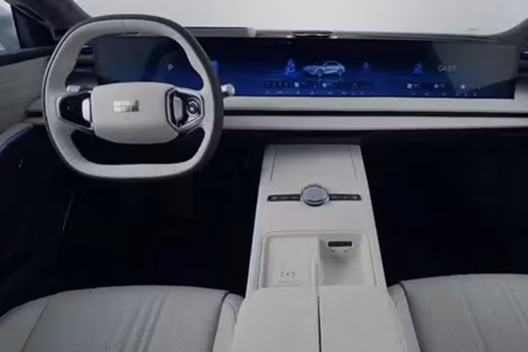 Nó có tính mô-đun cao và linh hoạt, có thể thích ứng với nhiều loại nhu cầu phát triển xe điện khác nhau. Về nội thất, Geely Galaxy E8 2024 lại tiếp tục gây choáng với trang bị khủng, đầu tiên là việc chiếc sedan cỡ trung này sẽ được trang bị màn hình 45 inch 8K