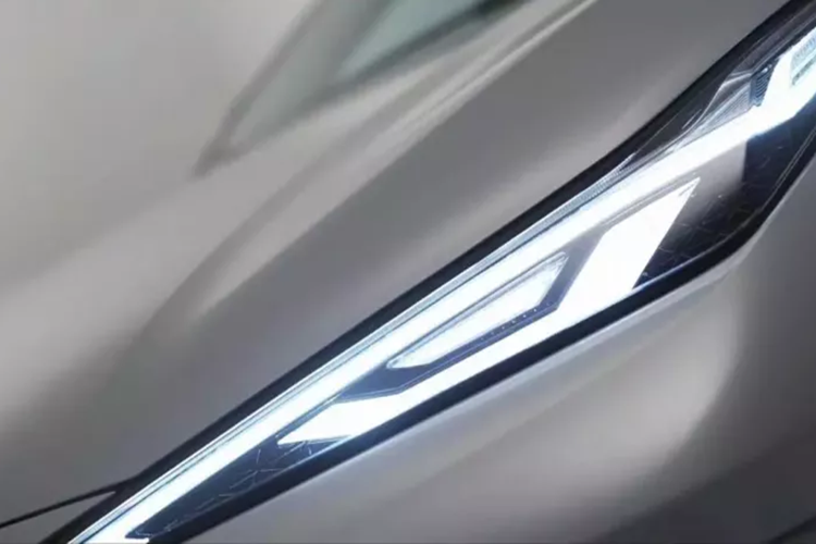 Nhìn từ bên hông, dáng xe Geely Galaxy E8 gần giống một chiếc coupe, với đường mui rất mượt mà và đồng thời, nhờ thân xe được sắp xếp hợp lý, lưới tản nhiệt hút gió chủ động AGS bên ngoài, bánh xe khí động học kín có khả năng cản gió thấp và 25 thiết kế cản gió thấp khác trên toàn bộ xe nên hệ số cản gió chỉ là 0,199 Cd.