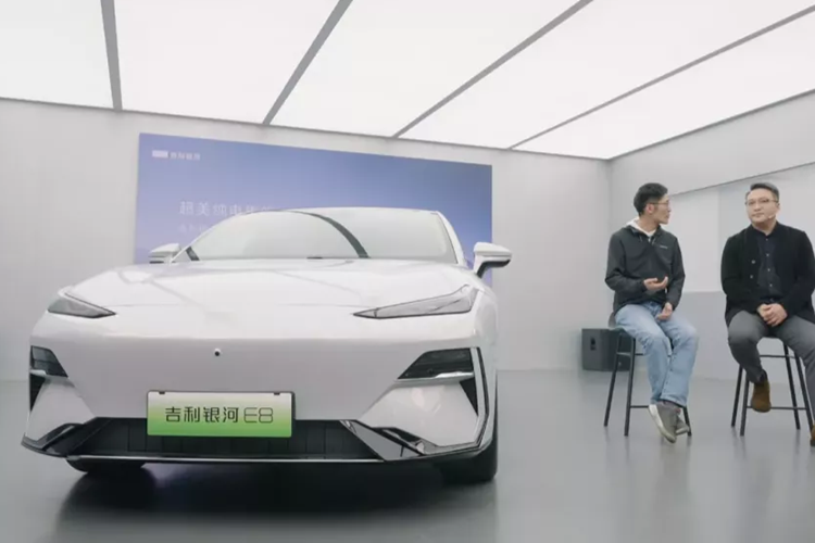 Đầu tiên là việc Geely Galaxy E8 2024 sử dụng lưới tản nhiệt Ripples of Light Rhythm. Theo các quan chức, đây là lưới tản nhiệt tích hợp phát sáng tích hợp được sản xuất hàng loạt đầu tiên trên thế giới. Nó có một ma trận phát sáng bao gồm 158 cửa sổ và diện tích phát sáng là 0,105m2.