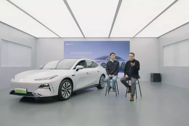 Mới đây, Galaxy, thương hiệu con của gã khổng lồ Geely đã chính thức trình làng chiếc sedan cỡ trung của mình, mẫu xe Geely Galaxy E8 2024 mới qua trực tuyến.