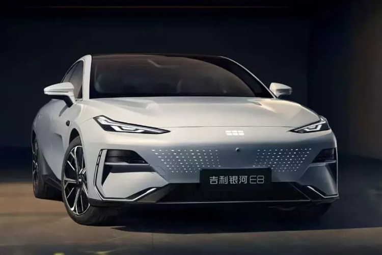 Chiếc xe sedan Geely Galaxy E8 2024 áp dụng ngôn ngữ thiết kế mới mang tính "thẩm mỹ gợn sóng" và được trang bị mặt trước phát sáng tích hợp, logo phát sáng nhịp nhàng, bộ đèn pha giống cornice, bánh xe khí động học đóng kín có khả năng cản gió thấp, cửa không khung và hệ thống Rising Sun xuyên qua loại đèn hậu.