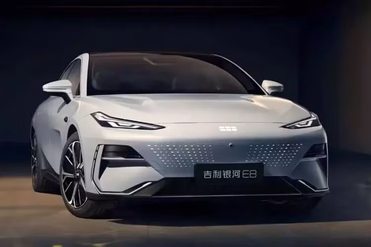 Chiếc xe sedan Geely Galaxy E8 2024 áp dụng ngôn ngữ thiết kế mới mang tính "thẩm mỹ gợn sóng" và được trang bị mặt trước phát sáng tích hợp, logo phát sáng nhịp nhàng, bộ đèn pha giống cornice, bánh xe khí động học đóng kín có khả năng cản gió thấp, cửa không khung và hệ thống Rising Sun xuyên qua loại đèn hậu.