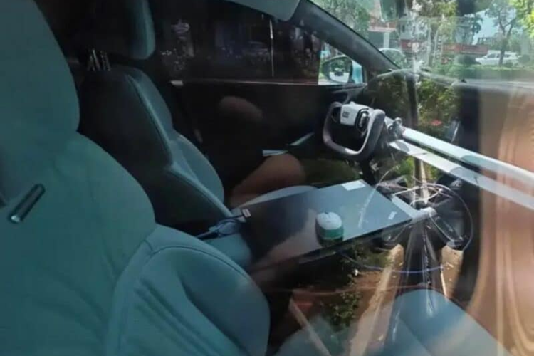 Về sức mạnh, theo thông tin khai báo trước đó, Galaxy E8 sẽ có cả phiên bản dẫn động cầu sau và dẫn động bốn bánh. Trước đây, chỉ có những mẫu xe cấp thấp được công bố, có kiến trúc 400V, được trang bị động cơ đơn phía sau 200 kW, tương đương 268 mã lực và tốc độ tối đa của nó là 190 km/h.