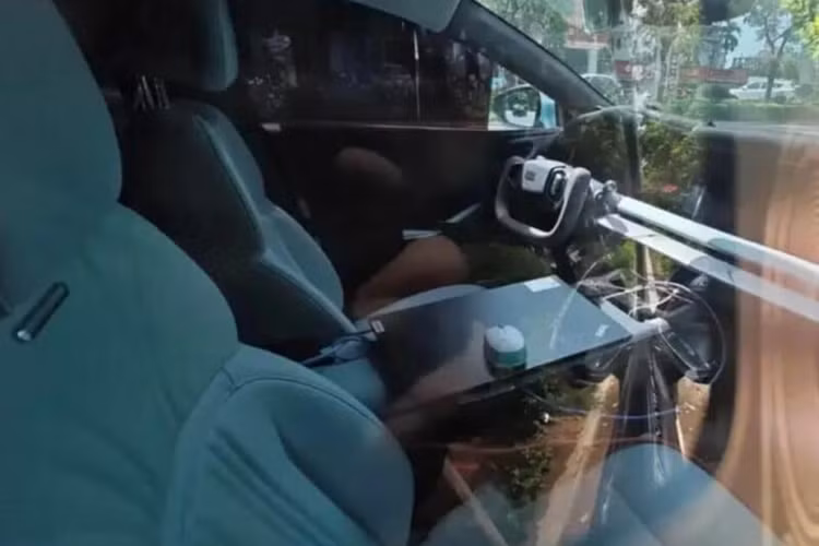 Về sức mạnh, theo thông tin khai báo trước đó, Galaxy E8 sẽ có cả phiên bản dẫn động cầu sau và dẫn động bốn bánh. Trước đây, chỉ có những mẫu xe cấp thấp được công bố, có kiến trúc 400V, được trang bị động cơ đơn phía sau 200 kW, tương đương 268 mã lực và tốc độ tối đa của nó là 190 km/h.