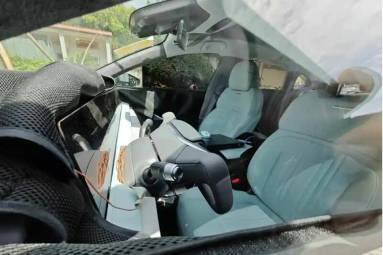 Ngoài ra, Geely Galaxy E8 cũng sẽ được trang bị chip buồng lái hàng đầu Qualcomm Snapdragon 8295 thế hệ mới, sử dụng tiến trình 5nm, sức mạnh tính toán AI đạt 30TOPS, so với 8155 (7nm) GPU, hiệu suất tổng thể được cải thiện gấp 2 lần và hiệu suất kết xuất 3D tăng gấp 3 lần.