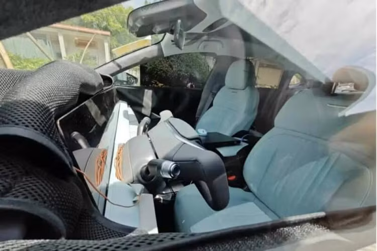 Ngoài ra, Geely Galaxy E8 cũng sẽ được trang bị chip buồng lái hàng đầu Qualcomm Snapdragon 8295 thế hệ mới, sử dụng tiến trình 5nm, sức mạnh tính toán AI đạt 30TOPS, so với 8155 (7nm) GPU, hiệu suất tổng thể được cải thiện gấp 2 lần và hiệu suất kết xuất 3D tăng gấp 3 lần.