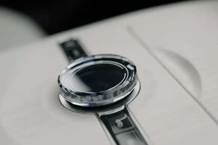 Geely Galaxy E8 được định vị là mẫu sedan cỡ trung và có lợi thế đáng kể về kích thước thân xe, dài hơn 5 mét và có khả năng vận hành không gian tốt hơn BYD Han EV và Tesla Model 3. Đồng thời, màn hình 45 inch 8k và chip buồng lái Qualcomm Snapdragon 8295 cũng là một át chủ bài cho việc tăng doanh số bán hàng.