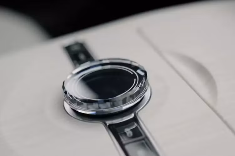 Geely Galaxy E8 được định vị là mẫu sedan cỡ trung và có lợi thế đáng kể về kích thước thân xe, dài hơn 5 mét và có khả năng vận hành không gian tốt hơn BYD Han EV và Tesla Model 3. Đồng thời, màn hình 45 inch 8k và chip buồng lái Qualcomm Snapdragon 8295 cũng là một át chủ bài cho việc tăng doanh số bán hàng.