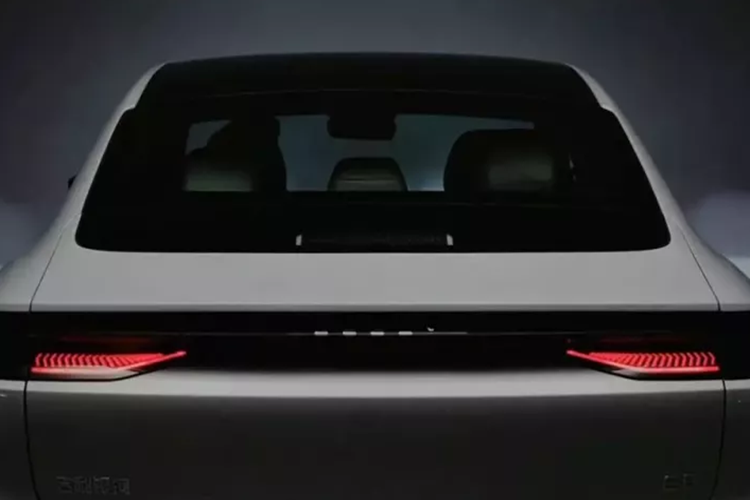 Ở phía sau, chiếc xe Geely Galaxy E8 2024 áp dụng phong cách thiết kế tổng thể tương đối đơn giản, cụm đèn hậu dạng xuyên thấu có các đường hốc sáng phong phú nên tạo hiệu ứng thị giác tốt. Đồng thời, thiết kế khuếch tán phóng đại ở phía sau giúp tăng thêm bầu không khí thể thao.