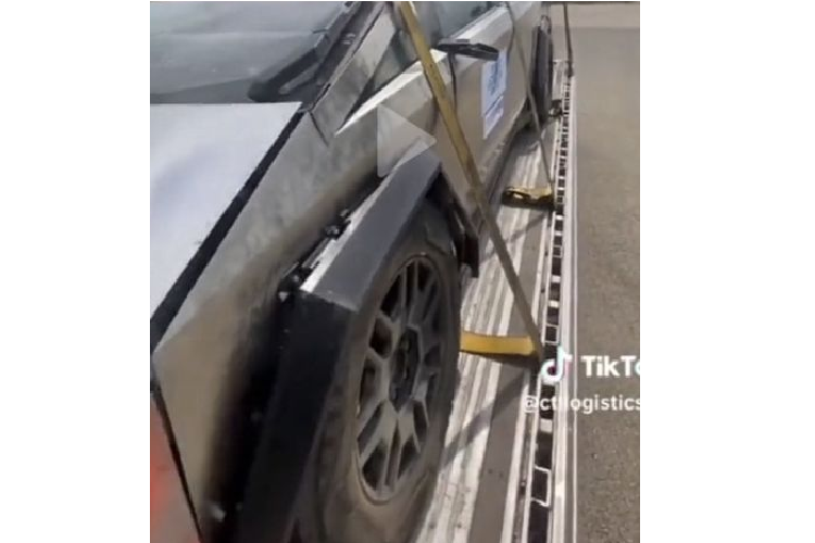 Theo đó, túi khí phía sau chiếc bán tải điện Tesla Cybertruck đã bung hết, kính chắn gió và các tấm ốp màu đen đều bị vỡ nát, bung ra sau quá trình thử nghiệm. Nhưng nhìn chung cấu trúc xe vẫn khá ổn. Video cũng hé lộ một phần về nội thất và thùng sau của Cybertruck.