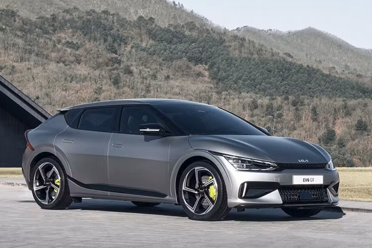 Tính ổn định khi sạc cao của EV6 cũng rất ấn tượng ngay cả khi sử dụng bộ sạc 150 kW, nó có thể tăng từ 10 lên 80 % trong 21 phút. Ford Mustang Mach-E mất khoảng 45 phút để đạt được chỉ số tương tự do tốc độ sạc tối đa 150 kW.