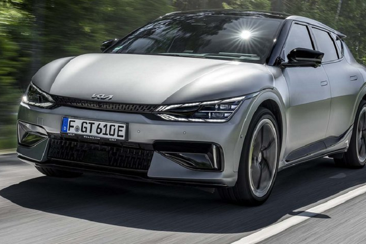 Nhìn thông số này có thể thấy Kia EV6 GT 2023 hơi kém so với Ford Mustang Mach-E GT đi được 435 km mỗi lần sạc và Tesla Model Y Performance là 488 km. Kia EV6 GT vẫn được hưởng lợi từ hệ thống sạc 800 volt giống như các xe điện, có nghĩa là nó có tốc độ sạc tối đa là 240 kilowatt và có thể sạc pin từ 10 đến 80 % chỉ trong 18 phút bằng cách sử dụng sạc nhanh 350 kW.