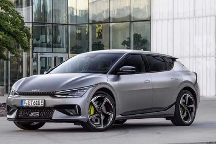 Động cơ có rồi, quãng đường di chuyển cũng đã xong và điều tiếp theo chính là giá bán, chà, nghe đến việc thanh toán hóa đơn ai mà không suy nghĩ, đắn đo khi mua xe, tin vui là giá xe Kia phiên bản EV6 GT 2023 đã giảm so với đời trước khi chỉ từ 62.855 đô la, rẻ hơn so với 2 đối thủ chính là Ford Mustang Mach-E GT có giá khởi điểm 71.195 đô la và Tesla đề xuất giá tối thiểu cho Model Y Performance từ 69.990 đô la.