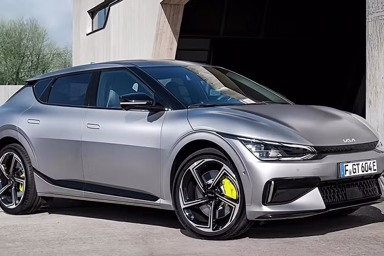 Mặc dù GT-Line dẫn động cầu sau có thể đi được 499 km và phiên bản dẫn động bốn bánh có thể đi được 406 km nhưng EV6 GT 2023 chỉ có thể di chuyển quãng đường dài 332 km theo tiêu chuẩn EPA với bộ pin 77,4 kilowatt giờ được sạc đầy.