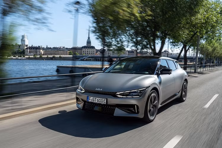 Mặc dù việc chênh lệch 7.000 đô la đến 8.000 đô la sẽ là một sự cân nhắc đáng kể đối với nhiều người mua, nhưng 2 đối thủ còn lại có một số giá trị gia tăng thông qua các ước tính EPA về quãng đường đi được, các tính năng bổ sung, hỗ trợ lái xe rảnh tay BlueCruise của Ford Mustang Mach-E có nhiều tính năng hơn một chút so với công nghệ thực hành Highway Drive Assist II được thừa nhận là xuất sắc của EV6 và tất nhiên, Autopilot trên Tesla đã rất ấn tượng.