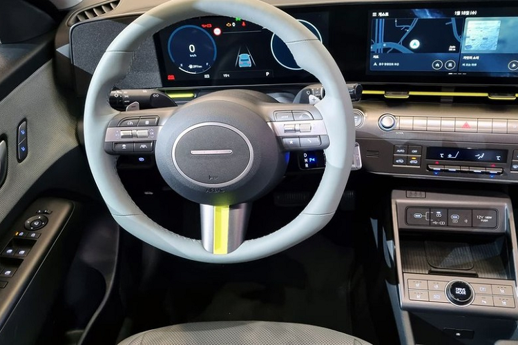 Lưới tản nhiệt của mẫu SUV cỡ B này được đặt khá thấp và kẹp giữa 2 khe gió hình tam giác với viền màu xám. Bên dưới lưới tản nhiệt là hốc gió trung tâm hẹp, cũng được bao quanh bằng viền màu xám.