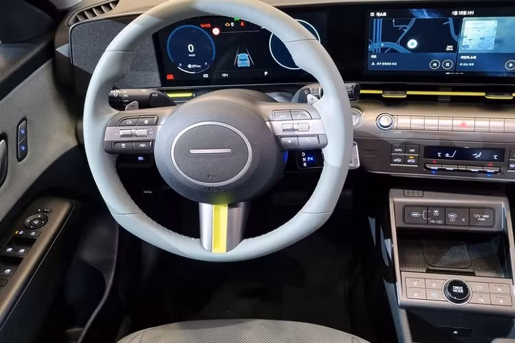 Lưới tản nhiệt của mẫu SUV cỡ B này được đặt khá thấp và kẹp giữa 2 khe gió hình tam giác với viền màu xám. Bên dưới lưới tản nhiệt là hốc gió trung tâm hẹp, cũng được bao quanh bằng viền màu xám.