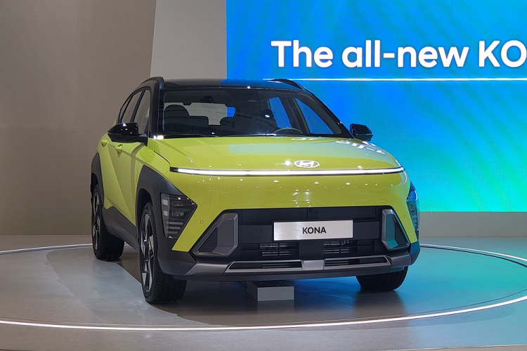 Nhờ kích thước lớn hơn nên Hyundai Kona Hybrid 2023 cũng sở hữu nội thất rộng rãi hơn. Không chỉ mang đến khoảng duỗi chân lớn hơn dành cho hành khách, mẫu SUV cỡ B này còn sở hữu thể tích khoang hành lý tăng 30%.