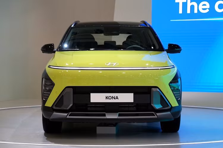 Nếu có thêm camera hành trình, Hyundai Kona Hybrid 2023 sẽ tiêu thụ lượng xăng trung bình 19,4 km/lít (5,15 lít/100 km). Như vậy, so với phiên bản cũ tiêu thụ 19,3 km/lít (5,18 lít/100 km), Hyundai Kona Hybrid 2023 tiết kiệm xăng hơn một chút.