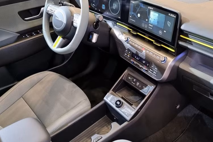 Đằng sau Hyundai Kona Hybrid 2023 cũng có dải đèn LED mỏng nằm vắt ngang và đèn hậu LED hình tứ giác tương tự đèn pha. Trong khi đó, cản sau của xe được tích hợp tấm ốp màu bạc khá lớn.