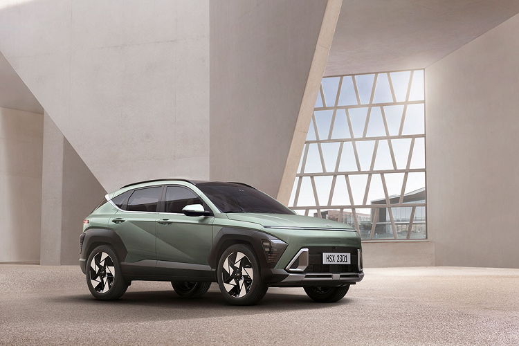 Ghế của Hyundai Kona Hybrid 2023 được bọc bằng chất liệu da tự nhiên pha Alcantara, vô lăng 3 chấu và màn hình cỡ lớn đặt nổi trên mặt táp-lô. Màn hình này kết hợp giữa bảng đồng hồ kỹ thuật số và màn hình cảm ứng trung tâm cùng có kích thước 12,3 inch. Ở phía sau vô lăng là cần số điện tử, mang đến sự gọn gàng cho khu vực cụm điều khiển trung tâm.