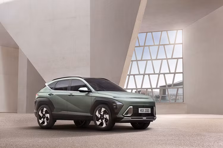 Ghế của Hyundai Kona Hybrid 2023 được bọc bằng chất liệu da tự nhiên pha Alcantara, vô lăng 3 chấu và màn hình cỡ lớn đặt nổi trên mặt táp-lô. Màn hình này kết hợp giữa bảng đồng hồ kỹ thuật số và màn hình cảm ứng trung tâm cùng có kích thước 12,3 inch. Ở phía sau vô lăng là cần số điện tử, mang đến sự gọn gàng cho khu vực cụm điều khiển trung tâm.