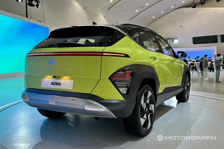 Trừ động cơ, Hyundai Kona Hybrid 2023 sở hữu kích thước và thiết kế ngoại thất không có gì khác phiên bản tiêu chuẩn. Cụ thể, xe sở hữu chiều dài 4.355 mm, chiều rộng 1.825 mm, chiều cao 1.550 mm và chiều dài cơ sở 2.660 mm. So với thế hệ cũ, xe dài hơn 150 mm, rộng hơn 25 mm trong khi chiều dài cơ sở tăng 60 mm.