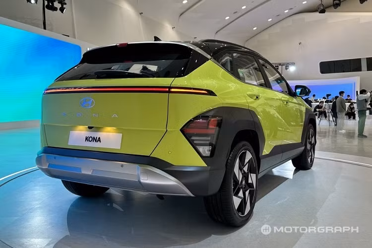 Trừ động cơ, Hyundai Kona Hybrid 2023 sở hữu kích thước và thiết kế ngoại thất không có gì khác phiên bản tiêu chuẩn. Cụ thể, xe sở hữu chiều dài 4.355 mm, chiều rộng 1.825 mm, chiều cao 1.550 mm và chiều dài cơ sở 2.660 mm. So với thế hệ cũ, xe dài hơn 150 mm, rộng hơn 25 mm trong khi chiều dài cơ sở tăng 60 mm.