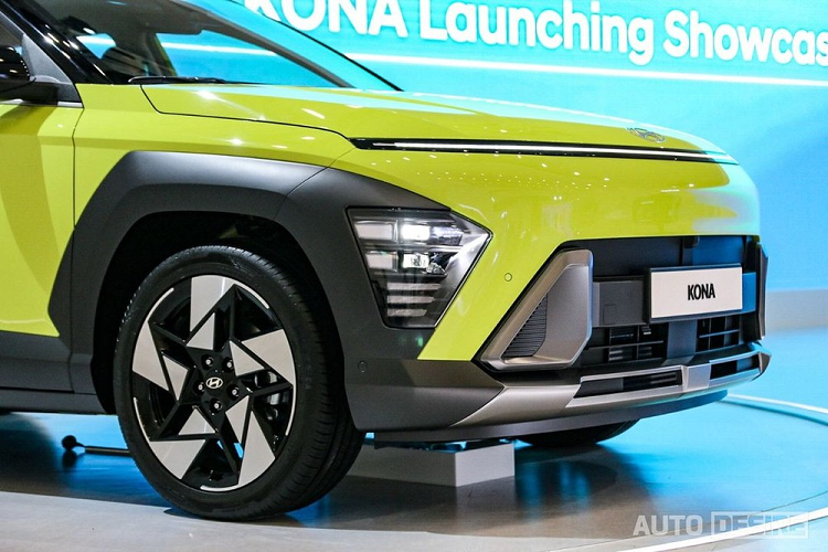Tổng cộng, Hyundai Kona Hybrid 2023 có công suất tối đa 141 mã lực. Nhờ hệ truyền động kể trên, Hyundai Kona 2023 phiên bản hybrid chỉ tiêu thụ lượng xăng trung bình 19,8 km/lít (khoảng 5,05 lít/100 km) nếu dùng vành 17 inch. Con số tương ứng khi xe dùng vành 18 inch là 18,1 km/lít (5,52 lít/100 km).