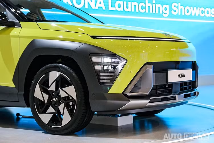 Tổng cộng, Hyundai Kona Hybrid 2023 có công suất tối đa 141 mã lực. Nhờ hệ truyền động kể trên, Hyundai Kona 2023 phiên bản hybrid chỉ tiêu thụ lượng xăng trung bình 19,8 km/lít (khoảng 5,05 lít/100 km) nếu dùng vành 17 inch. Con số tương ứng khi xe dùng vành 18 inch là 18,1 km/lít (5,52 lít/100 km).