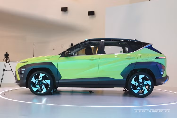 Theo đó, mẫu xe SUV Hyundai Kona Hybrid 2023 được trang bị động cơ xăng Smartstream 4 xi-lanh, dung tích 1.6L, kết hợp với 1 mô-tơ điện và hộp số tự động ly hợp kép 6 cấp. Động cơ xăng tạo ra công suất tối đa 105 mã lực và mô-men xoắn cực đại 144 Nm. Hai con số tương ứng của mô-tơ điện là 43 mã lực và 170 Nm.