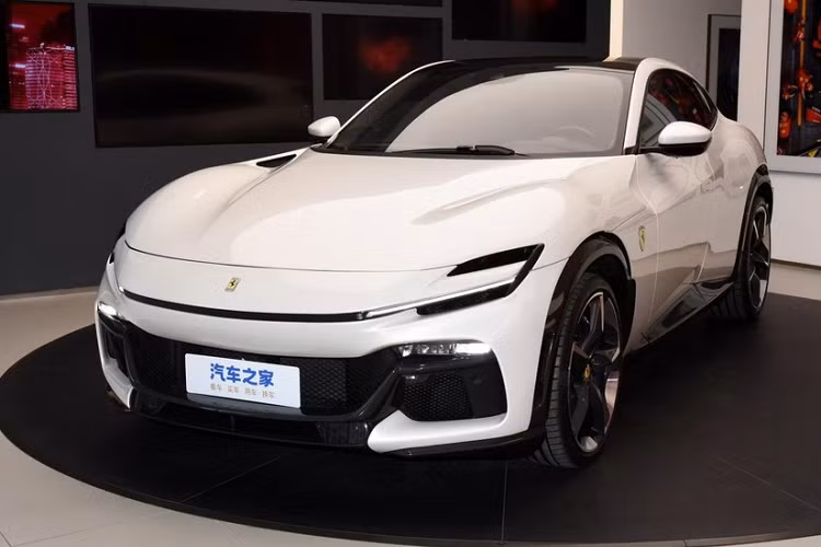 V goài ra, đáng mừng hơn, chiếc siêu xe gầm cao đầu tiên của hãng xe Ý cũng đã có lịch về Việt Nam giới thiệu trong năm nay nhưng chưa rõ cụ thể là vào tháng nào. Việc siêu SUV Ferrari Purosangue đã chắc suất về Việt Nam trong năm nay nhận được sự quan tâm không nhỏ của giới mê xe trong nước.