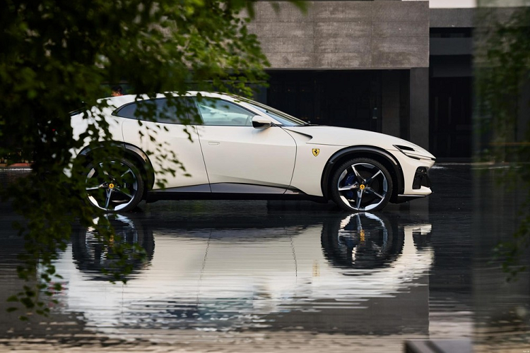 Trong đó, không ít người tò mò về giá xe Ferrari Purosangue tại Việt Nam sẽ ra sao, có phải đắt nhất trên thế giới hay không, còn với các đại gia ở Trung Quốc, họ chỉ cần chi ra số tiền 4,99 triệu nhân dân tệ (tương đương 16,9 tỷ đồng) đã có thể sở hữu xe Ferrari Purosangue. Một mức giá rẻ giật mình.