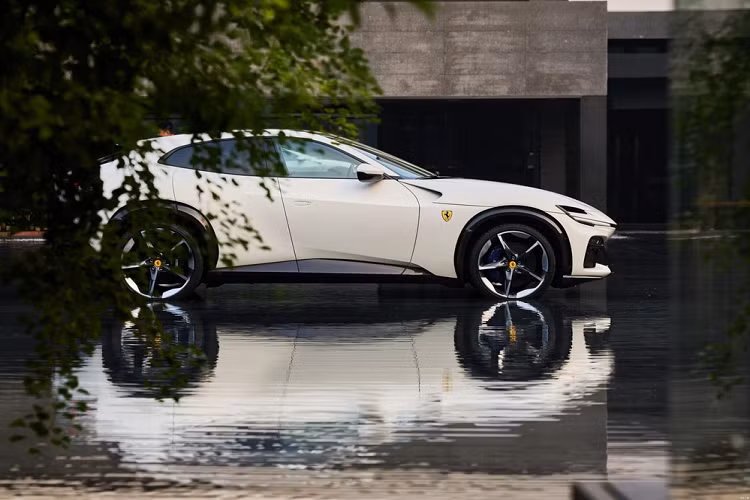 Trong đó, không ít người tò mò về giá xe Ferrari Purosangue tại Việt Nam sẽ ra sao, có phải đắt nhất trên thế giới hay không, còn với các đại gia ở Trung Quốc, họ chỉ cần chi ra số tiền 4,99 triệu nhân dân tệ (tương đương 16,9 tỷ đồng) đã có thể sở hữu xe Ferrari Purosangue. Một mức giá rẻ giật mình.