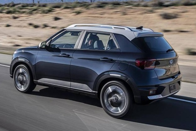 Ra mắt tại Việt Nam, Venue sẽ được trang bị một số tính năng nổi bật như: đèn pha LED, la-zang kích thước 16 inch, bảng đồng hồ kỹ thuật số, màn hình giải trí trung tâm 8 inch, cảm biến áp suất lốp và hệ thống 6 túi khí…