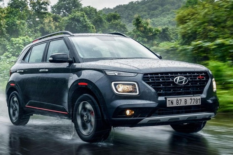 Theo thông tin từ tư vấn bán hàng, mẫu xe SUV giá rẻ Hyundai Venue sẽ được phân phối tại Việt Nam với 2 phiên bản, đi cùng một màu nội thất và 6 tùy chọn màu ngoại thất là: trắng, đen, đỏ, bạc, xám kim loại và xanh dương. Xe sở hữu chiều dài x rộng x cao lần lượt là 1.770 mm x 4.040 mm x 1.590 mm và chiều dài cơ sở 2.520 mm.