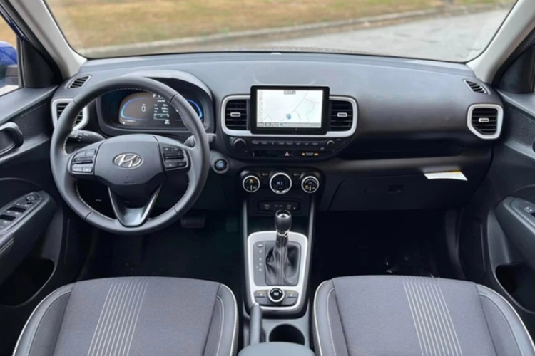 Chưa rõ khi về Việt Nam, Hyundai Venue sẽ được trang bị động cơ gì. Tại các thị trường khác, xe sẽ có các tùy chọn như: động cơ xăng 1.2L, 1.6L, tăng áp 1.0L và động cơ dầu 1.5L. Động cơ sẽ kết hợp với hộp số sàn 5 cấp, 6 cấp hoặc là tự động 7 cấp ly hợp kép.