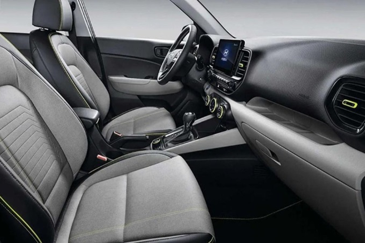 Về trang bị an toàn, dự kiến, xe sẽ có 6 túi khí, cảnh báo áp suất lốp, cảm biến đỗ xe phía sau, hệ thống kiểm soát hành trình, hệ thống cân bằng điện tử, kiểm soát ổn định thân xe, hỗ trợ khởi hành ngang dốc, camera lùi và đèn chiếu xa tự động. Nhiều khả năng Venue sẽ được lắp ráp tại Việt Nam như giống như hầu hết các mẫu xe của Hyundai.