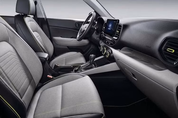 Về trang bị an toàn, dự kiến, xe sẽ có 6 túi khí, cảnh báo áp suất lốp, cảm biến đỗ xe phía sau, hệ thống kiểm soát hành trình, hệ thống cân bằng điện tử, kiểm soát ổn định thân xe, hỗ trợ khởi hành ngang dốc, camera lùi và đèn chiếu xa tự động. Nhiều khả năng Venue sẽ được lắp ráp tại Việt Nam như giống như hầu hết các mẫu xe của Hyundai.