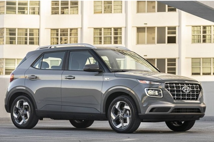 Với kích thước này, xe được định vị ở phân khúc SUV đô thị cỡ nhỏ, cạnh tranh cùng Kia Sonet và Toyota Raize. Bổ sung thêm Venue, dải sản phẩm xe gầm cao của hãng Hyundai tại Việt Nam sẽ đa dạng hơn và trải dài khắp các phân khúc từ cỡ A cho đến cỡ E.