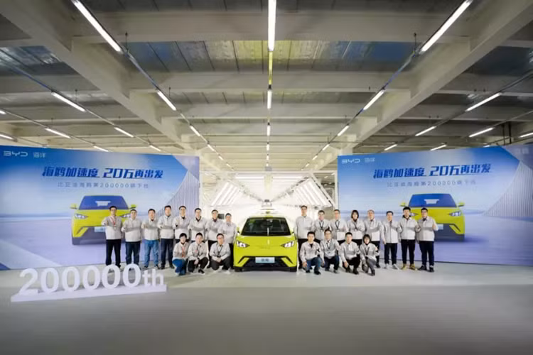 Cách đây vài ngày, BYD thông báo chiếc Seagull thứ 200.000 đã chính thức lăn bánh khỏi dây chuyền sản xuất tại nhà máy Tây An, Trung Quốc. Đáng nói là BYD Seagull chạy điện cỡ nhỏ chỉ chính thức ra mắt vào tháng 4 năm nay với giá 73.800 đến 89.800 nhân dân tệ, (tương đương 241 triệu đến 293 triệu đồng).