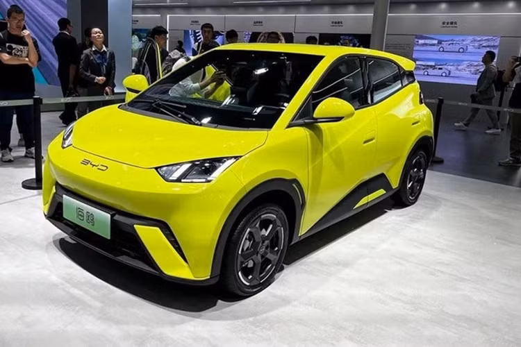 Về nội thất, BYD Seagull 2023 mới cung cấp màn hình lớn xoay thích ứng 10,1 inch tích hợp hệ thống kết nối mạng thông minh DiLink hỗ trợ phát video, tương tác giọng nói và các chức năng khác. Ngoài ra, xe còn hỗ trợ mở khóa qua ứng dụng di động, chìa khóa Bluetooth, chìa khóa xe NFC.