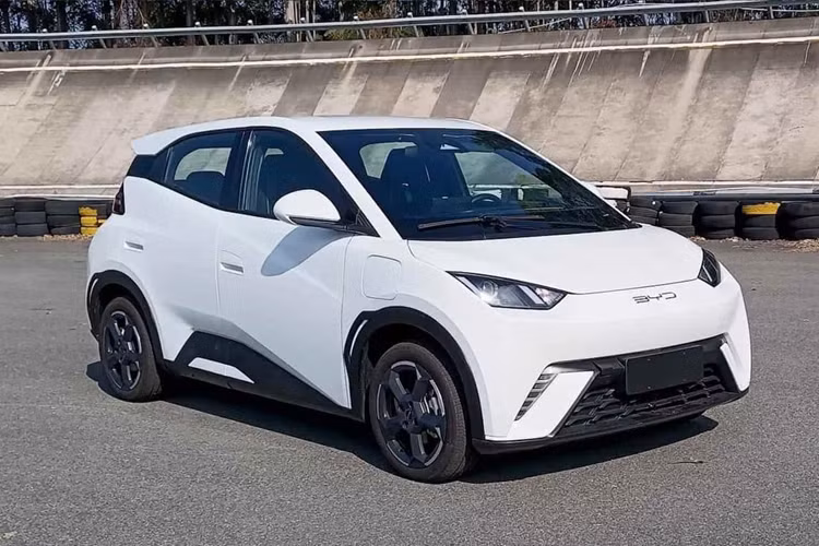 Các quan chức cho biết, tất cả các xe mới đều được trang bị 4 túi khí (túi khí chính và túi khí hành khách và túi khí rèm bên hông), ESP, EPB, gương chiếu hậu có sưởi, v.v., các mẫu xe cao cấp cũng sẽ được bổ sung thêm túi khí bên hông phía trước.