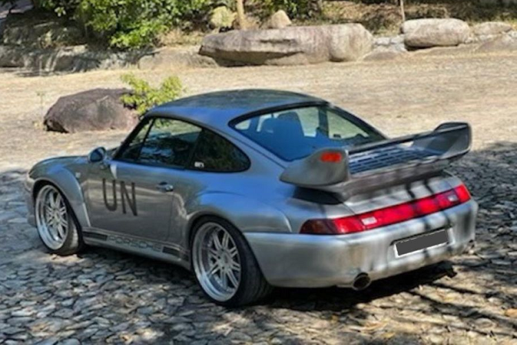 Porsche 993 GT2 sử dụng hộp số sàn 6 cấp, đi kèm hệ dẫn động cầu sau và bộ vi sai chống trượt. Xe có khả năng tăng tốc từ 0-100 km/giờ trong chưa đầy 4 giây, con số đáng nể ngay cả với những mẫu xe hiệu năng cao hiện nay. Ở tình trạng hoàn hảo nhất, xe có thể đạt tốc độ tối đa 305 km/giờ.