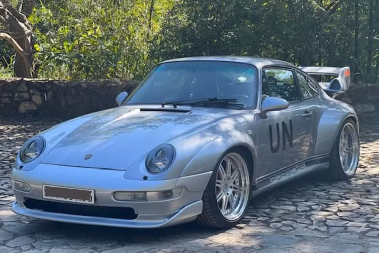 Siêu phẩm Porsche 993 GT2 triệu đô hàng hiếm của ông Đặng Lê Nguyên Vũ mới lộ diện tại dinh cơ của mình ở Tây Nguyên có ngoài thất màu bạc, cùng với đó là logo UN đặc trưng. Mẫu xe này ra mắt lần đầu năm 1993, chỉ vỏn vẹn 57 chiếc 993 GT2 từng được sản xuất.