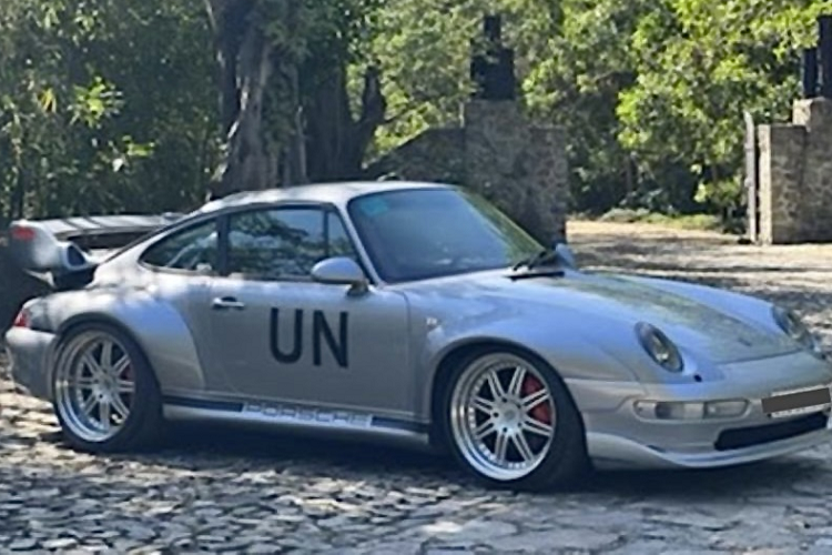 Không rõ vị đại gia cà phê Việt này phải bỏ ra bao nhiêu tiền để sở hữu chiếc Porsche 993 GT2 cổ điển đắt đỏ. Tuy nhiên, trên thị trường, chiếc xe hàng hiếm này có giá khoảng 1 triệu USD (tương đương 23,5 tỷ đồng). Mức giá sẽ tùy thuộc vào rất nhiều về yếu tố lịch sử của xe.