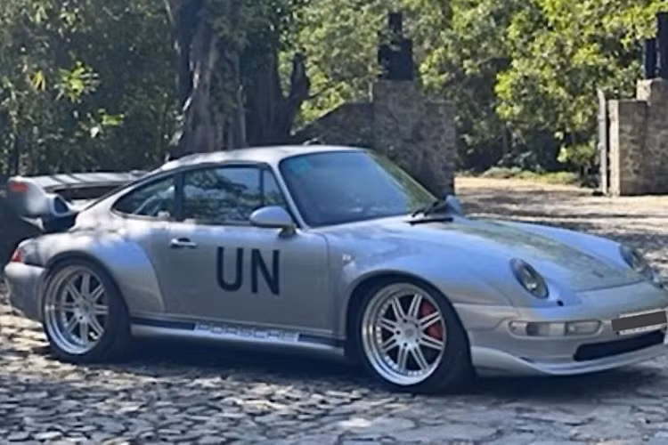 Không rõ vị đại gia cà phê Việt này phải bỏ ra bao nhiêu tiền để sở hữu chiếc Porsche 993 GT2 cổ điển đắt đỏ. Tuy nhiên, trên thị trường, chiếc xe hàng hiếm này có giá khoảng 1 triệu USD (tương đương 23,5 tỷ đồng). Mức giá sẽ tùy thuộc vào rất nhiều về yếu tố lịch sử của xe.