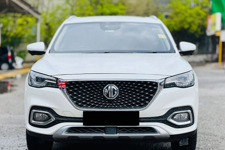 Là bản cũ nhưng xe SUV MG HS Trophy tại Việt Nam vẫn sở hữu nhiều tiện ích như: ghế thể thao có tích hợp tính năng sưởi, màn hình 12,3 inch sau vô-lăng, màn hình giải trí 10,1 inch hay cửa sổ trời toàn cảnh.